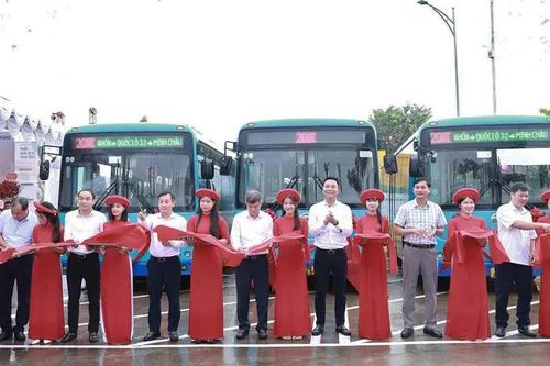 Xe buýt về với xã đảo Minh Châu
