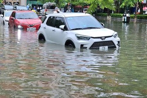 Mưa lớn cùng với triều cường, nhiều tuyến phố ở Hải Phòng chìm trong biển nước