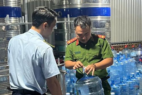 Khởi tố nhóm đối tượng sản xuất và bán 20.000 bình nước Lavie giả tại Hà Nội