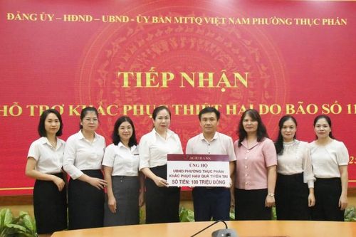 Agribank Chi nhánh An Dương Vương Cao Bằng hỗ trợ 100 triệu đồng giúp phường Thục Phán khắc phục hậu quả thiên tai