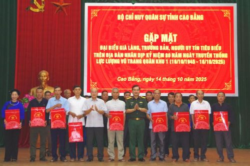 Bộ Chỉ huy Quân sự tỉnh gặp mặt già làng, trưởng bản, người có uy tín