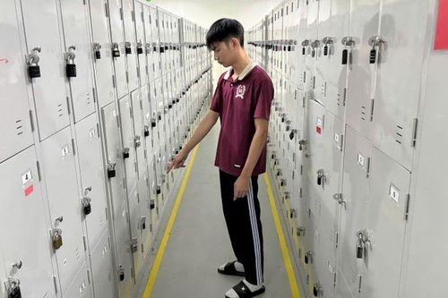 Chiếc điện thoại Iphone 12 'tố' gã thanh niên làm chuyện đáng xấu hổ ngay tại công ty