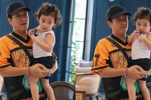 Con trai Trường Giang sở hữu mái tóc xoăn dài như lai Tây, giản dị giống hệt bố danh hài