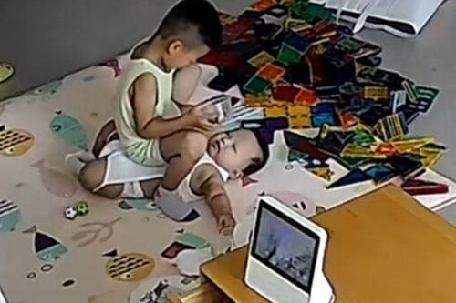 Nghe tiếng con khóc thất thanh, mẹ bàng hoàng khi xem lại camera giám sát thấy cảnh con lớn làm với con nhỏ