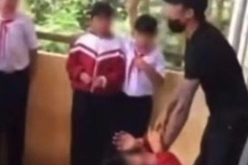 Thông tin phụ huynh hành hung học sinh ngay tại trường học: Hé lộ 'chuỗi' đánh qua đánh lại trước đó