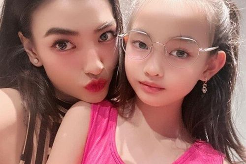 'Con gái' Hoa hậu Ngọc Hân càng lớn càng xinh, chân dài hệt mẹ 1m79, học trường quốc tế 100 triệu/năm