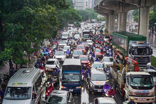 Dân công sở vất vả 'bò từng mét' giữa mưa tầm tã ở Hà Nội