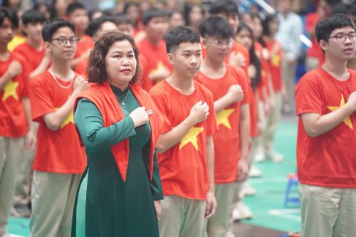 Nữ hiệu trưởng bỏ tiền túi thưởng học sinh đạt giải đi nước ngoài