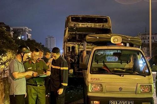 Kịp thời khống chế vụ cháy xe đầu kéo tại đường Vành đai 3 trên cao