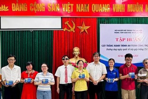 Lan tỏa thông điệp 'Gậy trắng - cây gậy của niềm tin và khát vọng vươn lên'