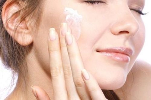 Cách dặm lại lớp trang điểm đẹp tự nhiên, luôn giữ được diện mạo tươi tắn suốt cả ngày