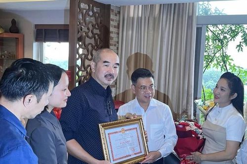 Đạo diễn phim 'Địa đạo' nhận bằng khen của chính quyền TPHCM