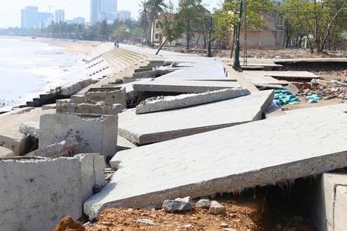 Kè biển hàng chục tỷ đồng đổ nát sau bão số 10