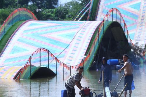 Bãi đá sông Hồng ngập ngụa bùn đất do bão, nhiều hộ kinh doanh tất bật dọn dẹp