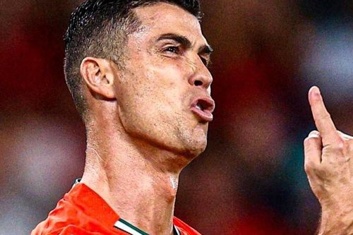 Cú đá khiến Ronaldo chết lặng