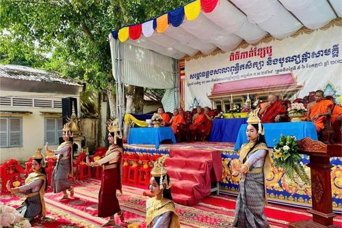Người trẻ vững bước giữa hai thế hệ văn hóa