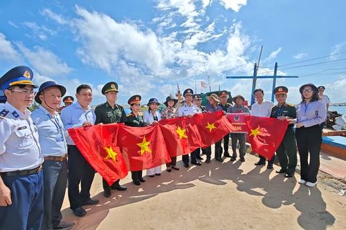 Tặng cờ Tổ quốc cho các chủ tàu tiêu biểu vươn khơi bám biển ở đặc khu Lý Sơn