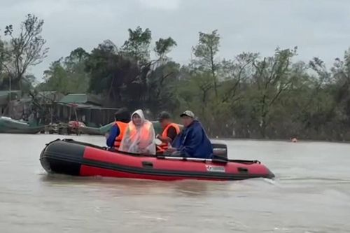 Đau xé lòng tìm thấy thi thể cuối cùng vụ việc người bố ôm hai con gái nhảy xuống sông Lam