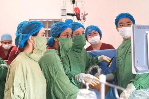 Loại bỏ một thai không tim, giữ một thai chào đời an toàn cho sản phụ mang song thai