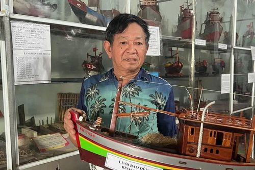 Người giữ 'hồn' ký ức làng biển xưa