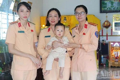 Công an Đồng Tháp hỗ trợ cháu bé mất mẹ do tai nạn giao thông