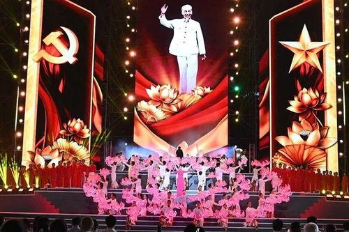 Chương trình nghệ thuật mừng Đại hội đại biểu Đảng bộ Thành phố Hồ Chí Minh 'Dưới ánh sáng quang vinh'