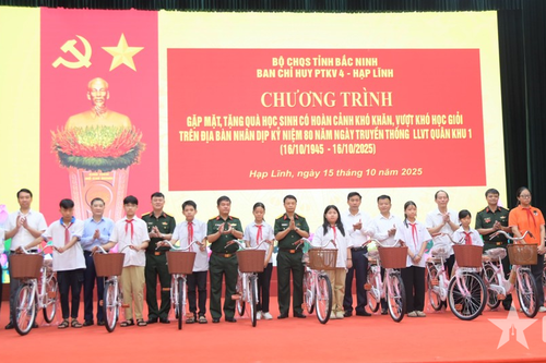 Bắc Ninh: Trao quà tặng các cháu học sinh vượt khó học giỏi