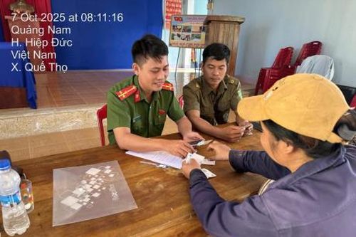 Công an xã phát căn cước tại nhà cho người già yếu, đi lại khó khăn