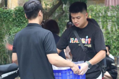Hàng trăm suất cơm chống lũ, vượt lũ đến với đồng bào khó khăn