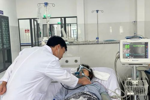 Cứu sống nữ du khách giữa sóng dữ