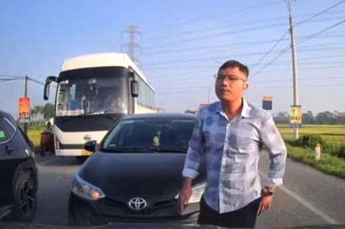 Cảnh sát giao thông Bắc Ninh xử lý ô tô lấn làn ngược chiều