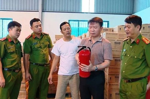 Thủ tướng gửi thư khen Công an Phú Thọ triệt phá hàng triệu bình chữa cháy giả