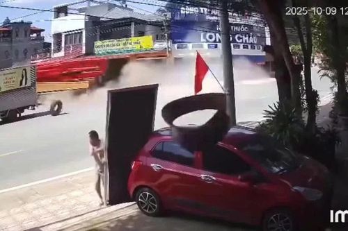 Lốp xe tải bất ngờ phát nổ suýt văng vào người đàn ông