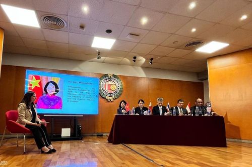 Đại diện các nước ASEAN tại Argentina trao đổi và giao lưu với sinh viên UBE
