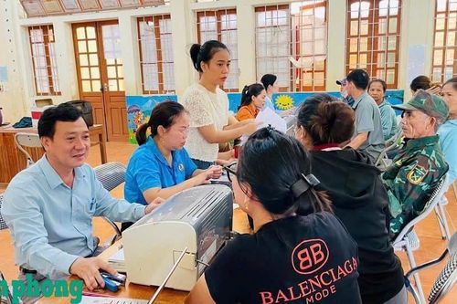 Cán bộ xã vùng cao cuối tuần về bản phục vụ nhân dân
