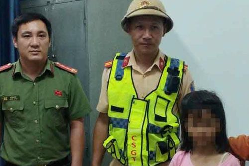 Hỗ trợ kịp thời, đưa bé gái đi lạc vào cao tốc giữa đêm khuya về với gia đình