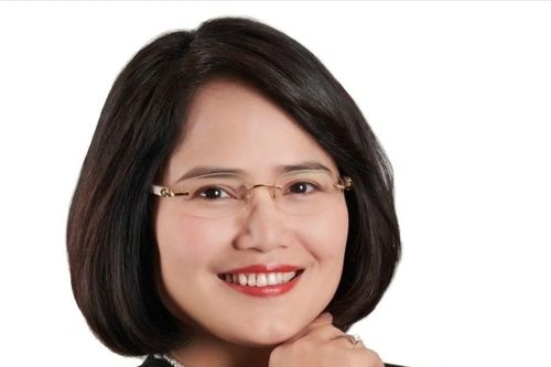 Phó Tổng Giám đốc BIDV Nguyễn Thị Quỳnh Giao nhận giải thưởng 'Nữ đoàn viên công đoàn năng động, sáng tạo, trách nhiệm'