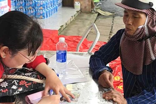 Ấm áp những tấm lòng sẻ chia với đồng bào vùng lũ lụt