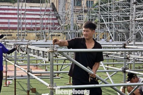 'Vượt nắng thắng mưa' dựng sân khấu, gian hàng cho 'Sóng Festival: Một chạm - Vạn niềm tin'