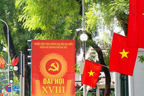Phố phường rực cờ hoa chào mừng Đại hội Đảng bộ TP Hà Nội lần thứ XVIII
