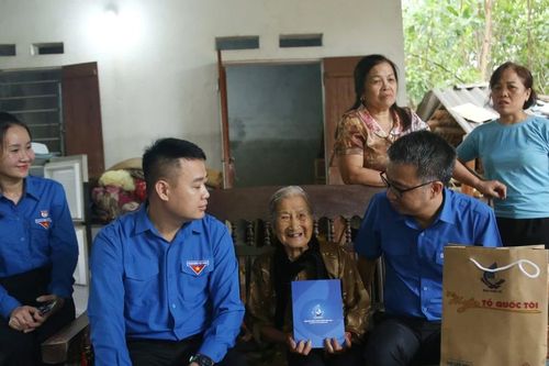 Tuổi trẻ chung tay mang hơi ấm yêu thương đến người dân bị ảnh hưởng bởi bão lũ