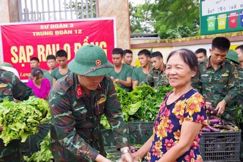 Món quà trao vội nối tình quân - dân