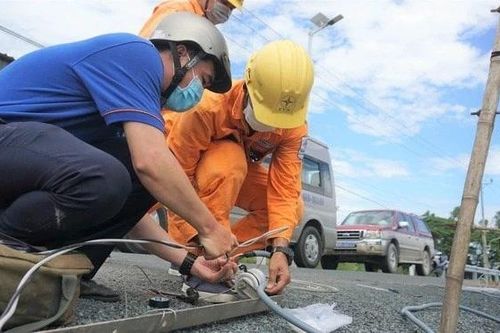 Người đàn ông tử vong bất thường bên cạnh cột điện