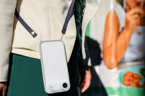 Apple 'đu trend' dây đeo iPhone của châu Á