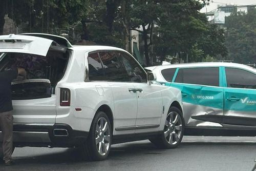 Rolls-Royce Cullinan va chạm với VinFast e34, xước nhẹ cũng tốn trăm triệu sửa