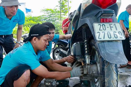 Ấm lòng thợ xe Thanh Hóa đến Thái Nguyên sửa xe miễn phí cho người dân sau ngập