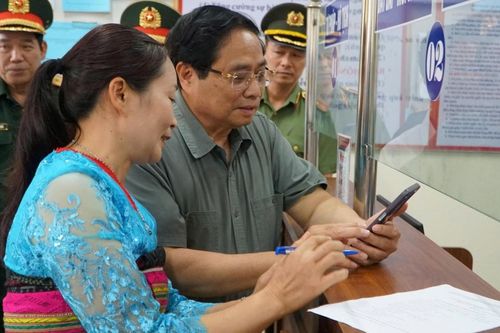 Thủ tướng Phạm Minh Chính: Đi 18km chứng nhận khai sinh là quá vất vả