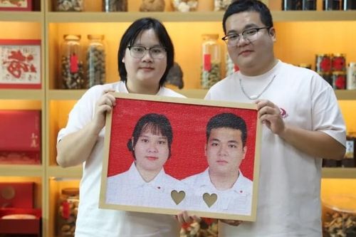Cặp vợ chồng giống nhau như 2 giọt nước, cộng đồng mạng đến tận nơi 'xem'