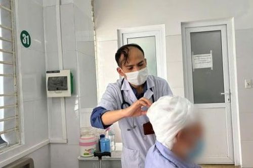 'Đắp lá' chữa zona, cụ ông loét rộng vùng đầu