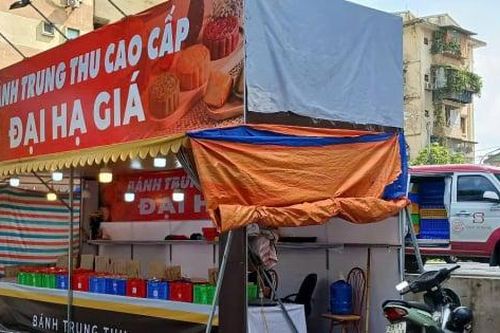 Sau Rằm, loạt cửa hàng bánh Trung thu trưng biển 'đại hạ giá' nhưng vẫn ế ẩm